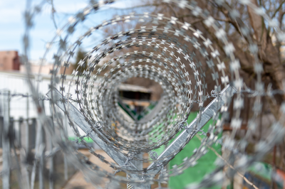sarma_concertina_montata_pe_garduri_industriale_400